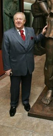 Zurab Tsereteli beside one of his bronze sculptures